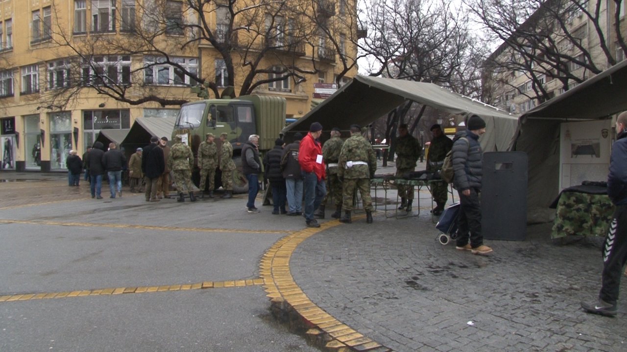 Војска Србије приказала део опреме и наоружања на Градском тргу