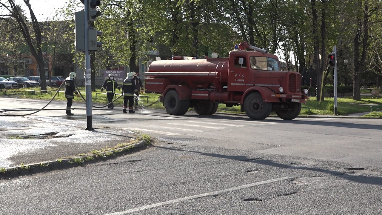 Ватрогасци дезинфиковали улице у Бајмоку