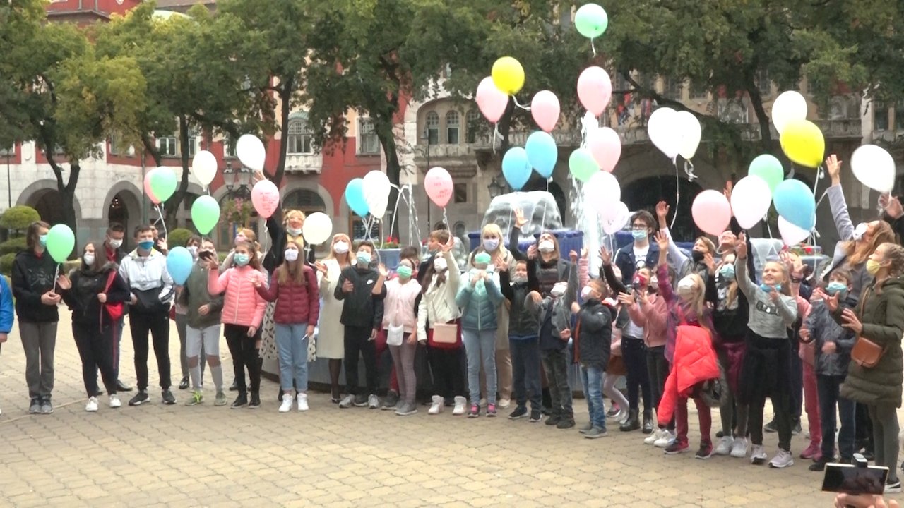 Са Градског трга полетели балони са дечјим жељама