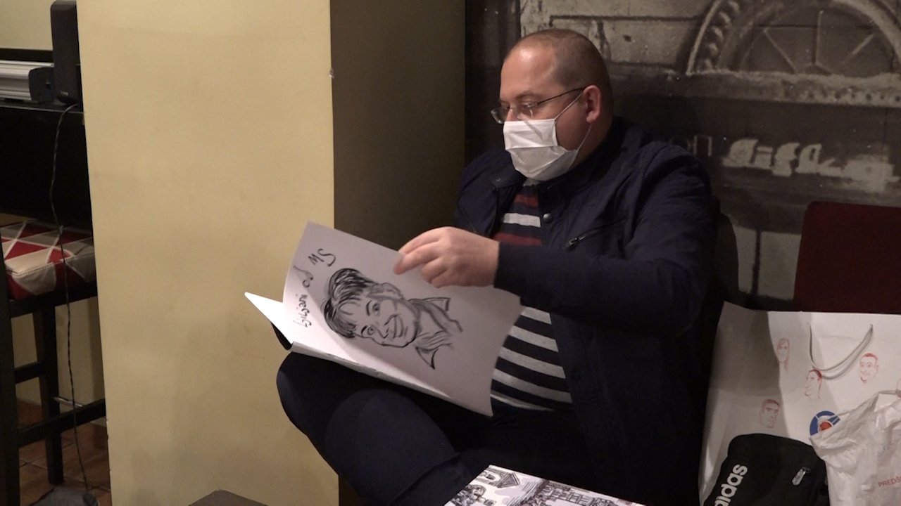 Марко Сомборац цртао карикатуре Суботичана за хуманитарну акцију