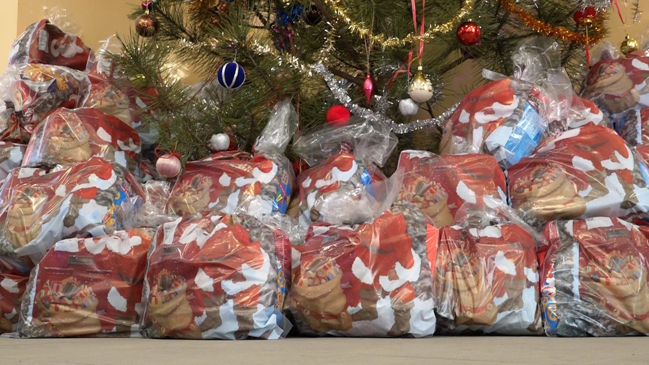 Деца из МЗ „Макова седмица“ добила новогодишње пакетиће