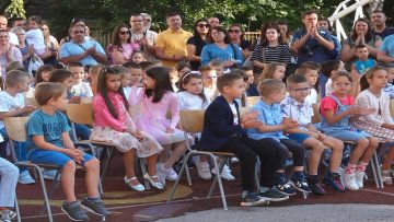 Почела школска година уз свечани пријем првака