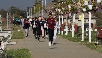 Деца и одрасли заједно у „Трци за срећније детињство”