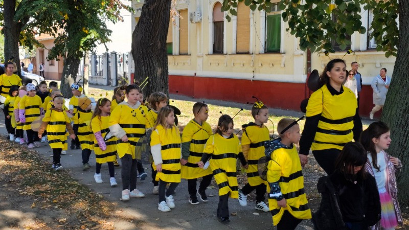 Дефиле малишана са маскама и костимима улепшао Нови Бечеј