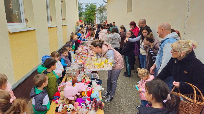 Прегршт рукотворина и посластица на дечјем базару у Бочару