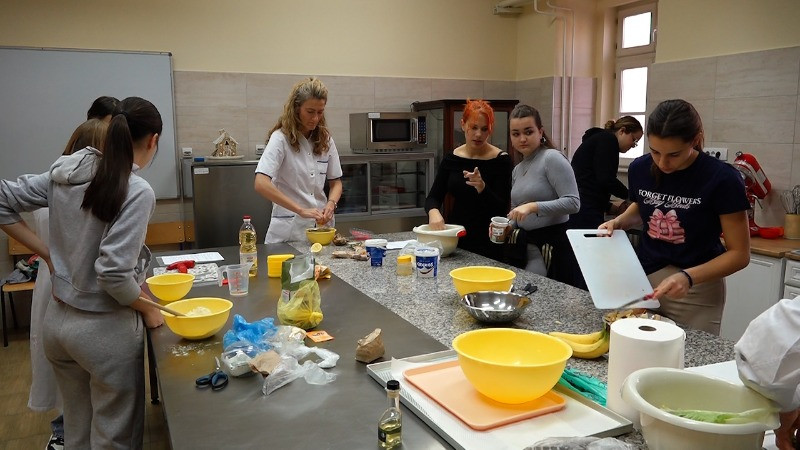 Ученици Хемијско-технолошке и Медицинске школе кували за своје вршњаке