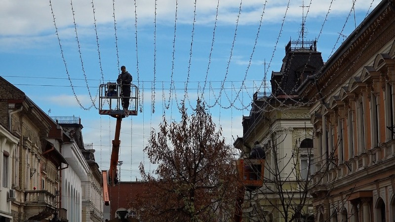 У току је постављање новогодишње расвете – Суботица ће засијати 1. децембра