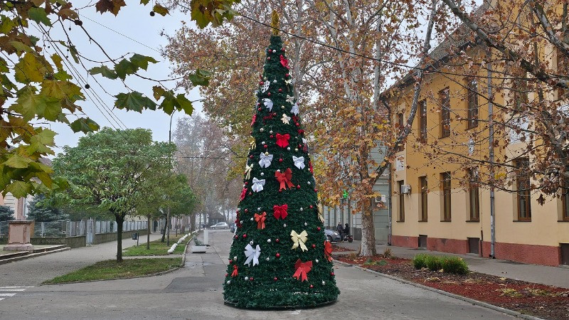 Окићена јелка поново краси центар Новог Бечеја