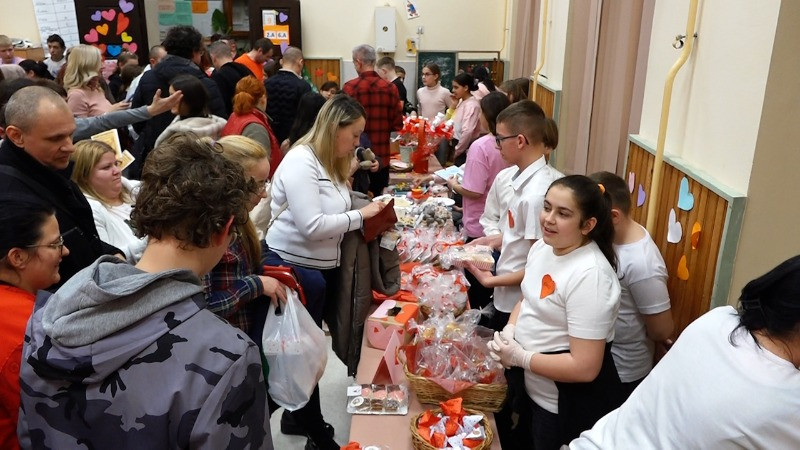 У ОШ „Ђуро Салај” одржан хуманитарни базар за Санелу