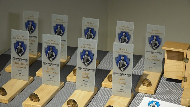 Велика Вермешова медаља у витринама Барне и Клуба дизача тегова