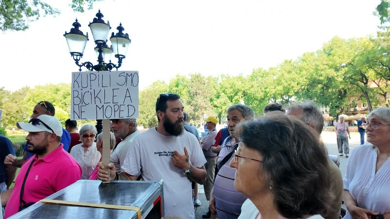 Потест власника електричних двоточкаша: не желе да крше закон, а не знају како да се прилагоде новом правилнику