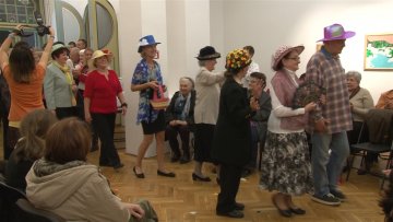 Ревија шешира у бојама живота