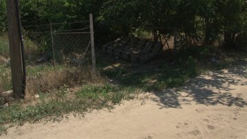 Становници Ускочке улице муку муче са отпадом, прашином и блатом