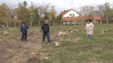 Уместо дединог гроба, затекли метар земље