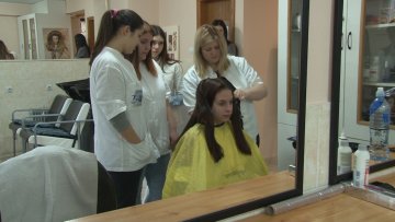 Фризура у ученичком салону за ситне паре