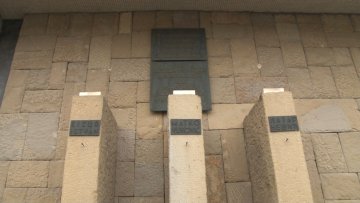 Украдене бисте испред Војвођанске банке