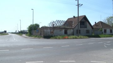 Кућа која угрожава саобраћај и пролазнике