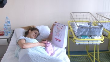 Породиљама у Општој болници уручени поклони Црвеног крста