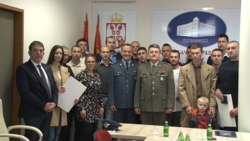 Захвалнице и значке за војнике који су добровољно одслужили војни рок
