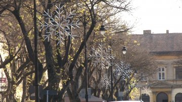 Почело празнично кићење града