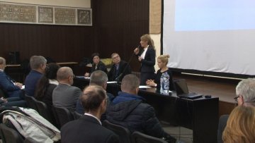 О значају дуалног образовања — ученици, родитељи и представници Града