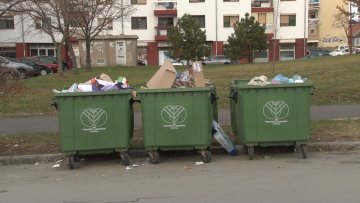 Претрпани контејнери задају муке становницима Радијалца
