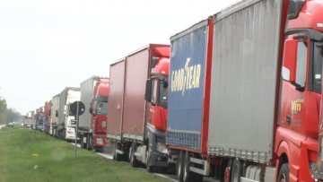 Километарска колона камиона на Келебији