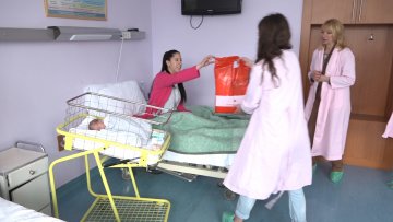 Црвени крст доделио пакетиће за  бебе 