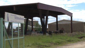 Смрдљива бурад загорчавају живот становницима Зорке