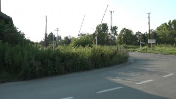 Пружни прелаз у Бајмоку небезбедан због високог корова