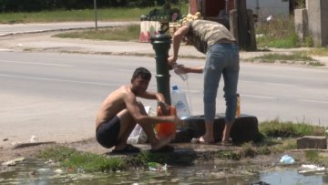 Мигранти који не желе у кампове, спас од врућина траже на чесми