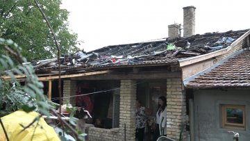 Породици Ковач пламен прогутао део крова