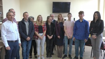 Шездесеторо ђака потписало уговоре о стипендирању са привредницима 