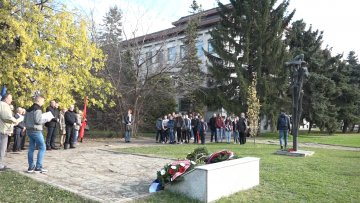 Руже и венци за 15 невино страдалих револуционара