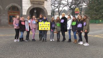 Ученици делили бесплатне загрљаје