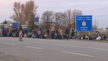 Више стотина миграната протестовало на Келебији