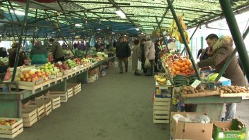 Стигло сезонско воће и поврће