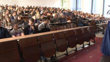 И студенти предавања прате од куће