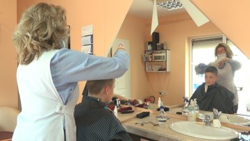 Отворени фризерски и козметички салони