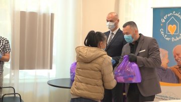 Запосленима у Геронтолошком центру уручени пакети помоћи