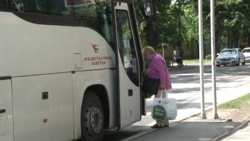Већина путника носи маске, има и неодговорних