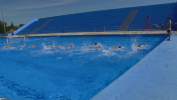 На градским базенима ограничен број посетилаца