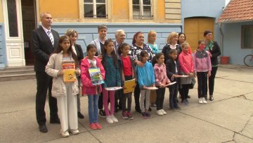 Бесплатни уџбеници за децу из ромских и социјално угрожених породица
