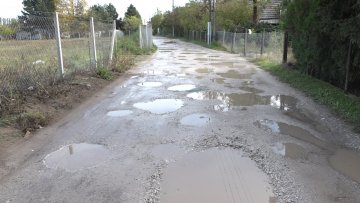 Мештани Паунове улице траже решење за непроходан пут