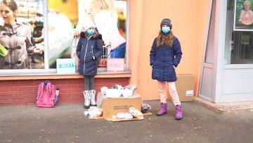 Сестре продају своје играчке да помогну болесној деци