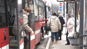 Градским и приградским аутобусима бесплатно се вози 7799 старијих од 65 година