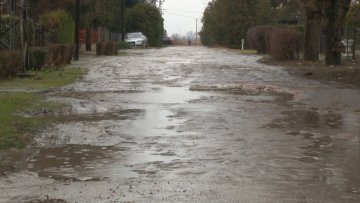 Становници Ђевђелијске улице у блату до колена