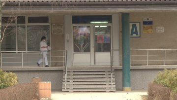 Жена коју је напао чопор паса у стабилном стању