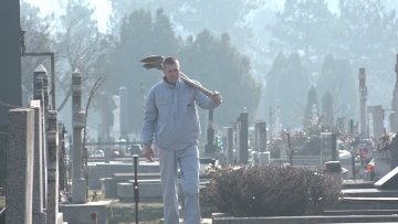 Мирослав поносан на посао гробара