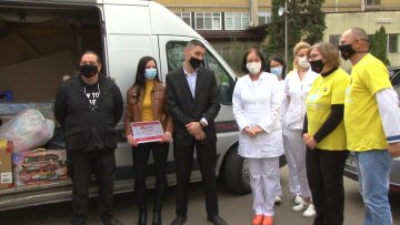 Камион пун играчака стигао у Општу болницу
